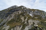 64 Vista sul tratto tormentato appena percorso  del sentiero 244 sul versante sud-est d'Arera 